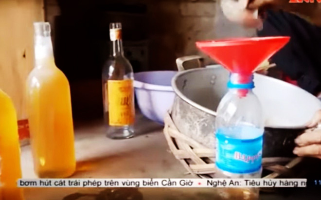 Sự thật giật mình đằng sau những chai mật ong siêu rẻ 60.000đ/lít Sự thật giật mình đằng sau những chai mật ong siêu rẻ 60.000đ/lít
